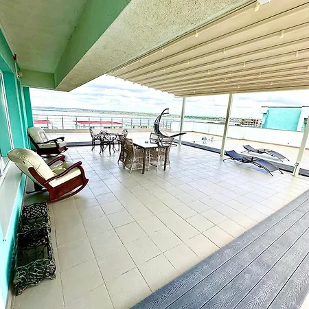 Summerland-mamaia Beautiful Penthouse Apartment