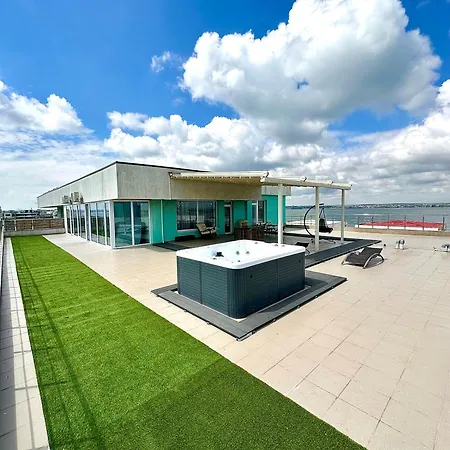 Summerland-mamaia Beautiful Penthouse Apartment